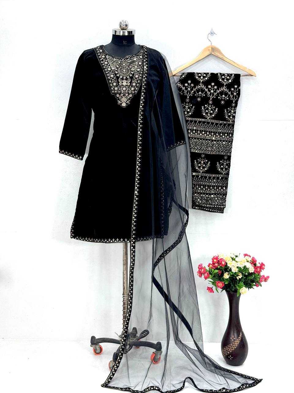 YNF VELVET KESH239 187 SUITS & DRESSES PAKISTANI WEDDING LADIES SUITS MANUFACTUR- Kapda Export