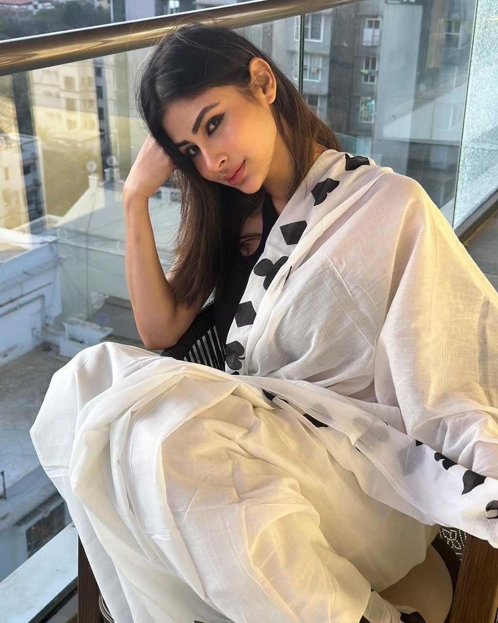 YNF CHANDERI SOFT KESH162 VRT18 SAREES BOLLYWOOD COLLECTIONS WHOLESALE PRINTED CHANDERI WHITE MOUNI ROY LIGHTWEIGHT SAREES MANUFACTURER