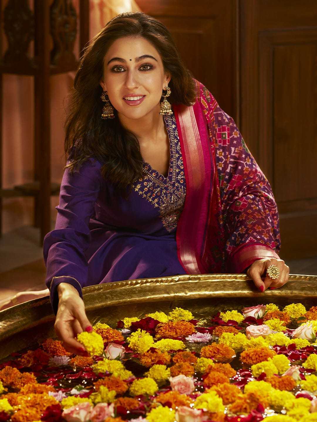 Ynf Rayon RIN222 SI-187 Kurti Bollywood Collections Wholesale Rayon Kurtis Sara Ali Khan Sarees Embroidered Kurtis Manufacturer- Kapda Export