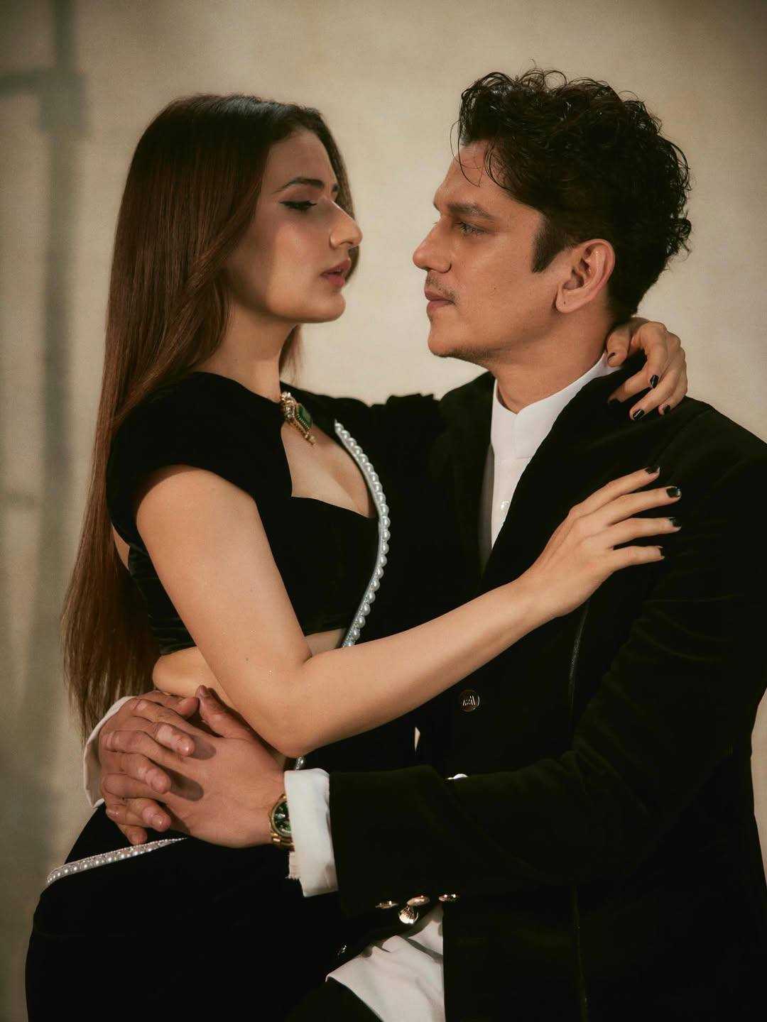 Ynf Velvet KESH621 Black Beauty Sarees Bollywood Collections Wholesale Party Wear Sarees Velvet Sarees Fatima Sana Shaikh Collections Manufacturer- Kapda Export